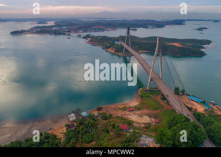 Vue aérienne du pont de Barelang une chaîne de six différents types de ponts qui relient les îles de Batam, Indonésie, au lever du soleil Banque D'Images