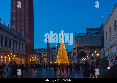 Venise, Italie - 02 janvier 2018 : l'arbre de Noël de la Place San Marco au soir Banque D'Images