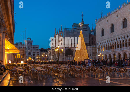 Venise, Italie - 02 janvier 2018 : l'arbre de Noël de la Place San Marco au soir Banque D'Images