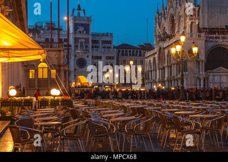 Venise, Italie - 02 janvier 2018 : l'arbre de Noël de la Place San Marco au soir Banque D'Images