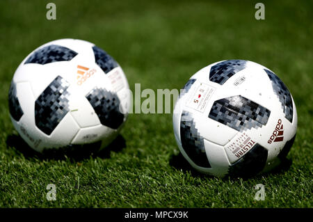 Une vue générale de l'Adidas Telstar boule qui est le ballon officiel de la Coupe du Monde FIFA 2018 au cours de la session de formation à St George's Park, Burton. Banque D'Images