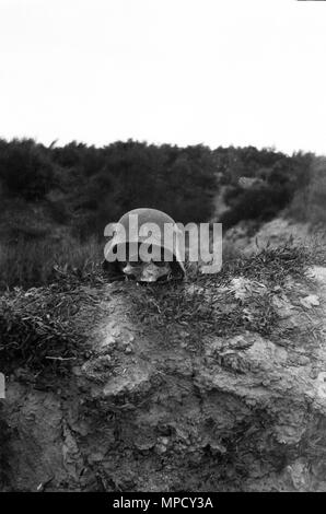 Crâne humain à l'intérieur de casque militaire allemand Seconde Guerre mondiale Un Verdun France 1918 Banque D'Images