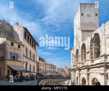 Magasins et restaurants à l'extérieur de l'amphithéâtre d'Arles (Les Arènes d'Arles), Arles, Provence, France Banque D'Images