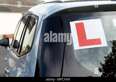 L'apprenti conducteur sur la plaque arrière d'une voiture en Irlande Banque D'Images