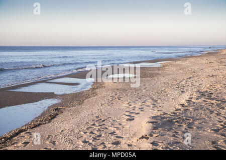 Le petit conte de plage au sable doré et le bleu de l'eau sur les rives de l'océan. Endroit romantique près de la mer. Banque D'Images