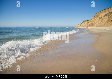 Le petit conte de plage au sable doré et le bleu de l'eau sur les rives de l'océan. Endroit romantique près de la mer. Matin tirer. Banque D'Images