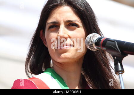 25 avril 2018 - Rome - Italie - 25 avril 2018 - Rome - Italie - Le maire de Rome Virginia Raggi à Porta San Paolo, sur la scène de l'ANPI pour la Libe Banque D'Images