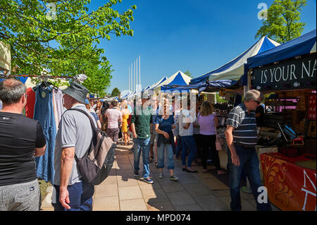 Stratford upon Avon et le populaire marché artisanal sur Waterside attire les touristes, d'une navigation à partir d'excursionnistes et les sections locales Banque D'Images