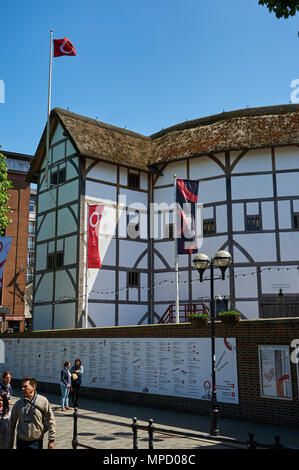 Globe Theatre, Southwark, Londres, sur la rive sud de la Tamise est une réplique de l'édifice original de William Shakespeare Theatre Banque D'Images
