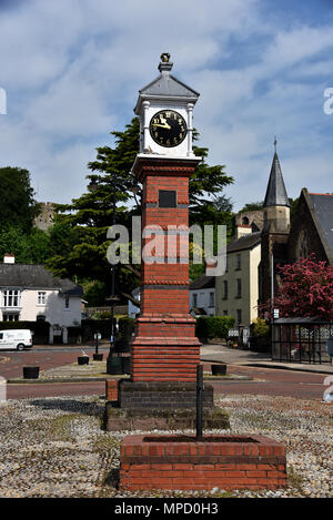 Photos prises autour de la ville historique de l'Usk, dans le sud du Pays de Galles, montrant la place de la ville et de l'horloge, la rivière Usk, Emporium dans Bridge Street, la police succ Banque D'Images