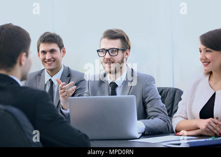 Manager communique avec le client dans le bureau Banque D'Images