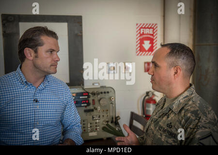 Pete Hegseth, un collaborateur de Fox News, visites la 138e Escadre de chasse, le détachement 1, à Ellington Field, TX, le 1 er février 2017. Hegseth s'est entretenu avec le personnel du Groupe de la 138e, avant son tour d'incitation dans un F-16 Fighting Falcon, afin d'être fin prêt pour l'expérience de voler dans un avion de chasse. (U.S. Air National Guard photo de Tech. Le Sgt. A. a appelé l'Egnoske) Banque D'Images