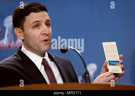 Michal Buchwald, avocat principal de la NFL, spectacles de faux billets LI Super Bowl lors d'une conférence de presse commune sur le fonctionnement de l'équipe coordonnée par le U.S. Immigration and Customs Enforcement) et le U.S. Customs and Border Protection est tenu à souligner saisie de fausse Super Bowl de la NFL LI de souvenirs et des billets au George R. Brown Convention Center à Houston, Texas, le 2 février 2017. U.S. Customs and Border Protection Photo par Glenn Fawcett Banque D'Images