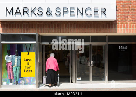 L'entrée d'une boutique Marks et Spencer sur un British high street Banque D'Images