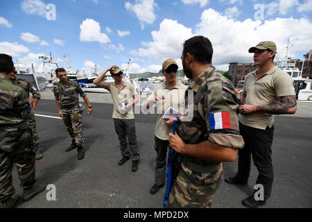 170201-N-XT273-207 PORT LOUIS, Maurice (fév. 01, 2017) Dutch Marines fournir une rétroaction aux marins français affectés à la FNS Le Malin après un premier prix lors de l'exercice Évaluation de compensation Cutlass Express 2017 01 février, 2017. Express 2017 Exercice Cutlass, parrainé par la U.S. Africa Command et menées par les Forces navales des États-Unis, l'Afrique est conçu pour évaluer et améliorer la capacité d'application de la combined maritime et promouvoir la sécurité nationale et régionale en Afrique de l'Est. (U.S. Photo par marine Spécialiste de la communication de masse 1re classe Justin Stumberg/libérés) Banque D'Images