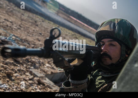 Un soldat peshmergas fournit la sécurité lors de l'agression à Bnaslawa bâtiment formation, l'Iraq, le 2 février 2017. Cette formation est essentielle pour permettre aux forces de sécurité locales pour contrer ISIL comme ils continuent à libérer sa patrie. La Force opérationnelle interarmées - fonctionnement inhérentes à résoudre est la Coalition mondiale pour vaincre ISIL en Iraq et en Syrie. (U.S. Photo de l'armée par la CPS. Ian Ryan) Banque D'Images