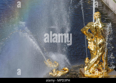 Peterhof, Saint-Pétersbourg, Russie - 10 mai 2018 : statues en or de la Grande cascade. La cascade a été construit en 1715-1724 et est l'un des remarquables Banque D'Images