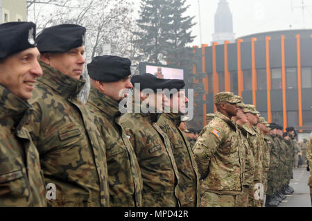 Soldats affectés au 588th bataillon du génie de la Brigade Blindée, 3e Brigade Combat Team, 4e Division d'infanterie et de soldats affectés à la 23e Régiment d'artillerie de stand à parade reste au cours d'une cérémonie de célébration pour accueillir les troupes américaines à Wrocław, Pologne, le 5 février 2017. L'arrivée de l'ABCT 3-4 marque le début des rotations de brigades blindées en Europe dans le cadre de l'opération Atlantic résoudre. Cette rotation permettra d'améliorer les capacités de dissuasion dans la région, améliorer la capacité de répondre aux crises potentielles et défendre les alliés et partenaires de la communauté européenne Banque D'Images