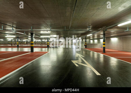 Nouveau parking souterrain Banque D'Images