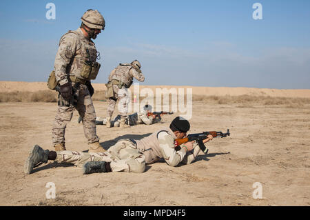 Les formateurs d'espagnol demandez aux forces de sécurité iraquiennes sur AK-47 à l'adresse au tir Gamme Besmaya complexe, l'Iraq, le 1 février 2017. Formation à renforcer les capacités des partenaires nationaux fait partie intégrante de la Force opérationnelle interarmées - Fonctionnement de la Coalition mondiale résoudre inhérent à l'effort de former les forces de sécurité irakiennes du personnel à l'encontre de ISIL. Les GFIM-OIR est la Coalition mondiale pour vaincre ISIL en Iraq et en Syrie. (U.S. Photo de l'armée par le Sgt. Joshua Wooten) Banque D'Images