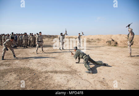 Les formateurs d'espagnol demandez aux forces de sécurité irakiennes sur la manière d'entrer dans une bonne position de tir sujettes à Besmaya complexe gamme, l'Iraq, le 1 février 2017. Formation à renforcer les capacités des partenaires nationaux fait partie intégrante de la Force opérationnelle interarmées - Fonctionnement de la Coalition mondiale résoudre inhérent à l'effort de former les forces de sécurité irakiennes du personnel à l'encontre de ISIL. Les GFIM-OIR est la Coalition mondiale pour vaincre ISIL en Iraq et en Syrie. (U.S. Photo de l'armée par le Sgt. Joshua Wooten) Banque D'Images