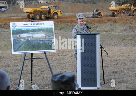 Le lieutenant général Maryanne Miller, commandant de l'Air Force Reserve Command, mot d'ouverture d'une cérémonie d'inauguration des travaux à Base Aérienne Robins, Ga, le 2 février 2017. La cérémonie a lancé la construction de la première phase du nouveau complexe du siège de l'AFRC, qui regroupera environ 965 employés dans un établissement lorsque les trois phases de la construction sont complets. (U.S. Photo de l'Armée de l'air par le sergent. Ciara Gosier) Banque D'Images