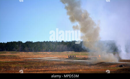 A M1 Assault Breacher véhicule du 10e bataillon du génie une ligne de déminage inerte pendant un exercice interarmes Live-Fire à Fort Stewart, en Géorgie le 4 février. Les ingénieurs ont été rattachées à la société C, 2e Bataillon, 7e Régiment d'infanterie pour leur CALFEX pour violation d'un champ de mines et à l'entreprise de continuer leur attaque à travers l'objectif. Banque D'Images