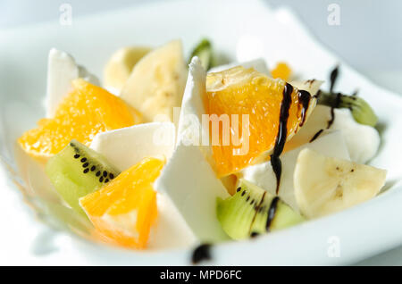 La crème glacée aux fruits frais. Tranches de bananes, oranges, kiwi. Banque D'Images