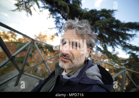 Triste homme mûr charmant réfléchie dans une scène de parc Banque D'Images