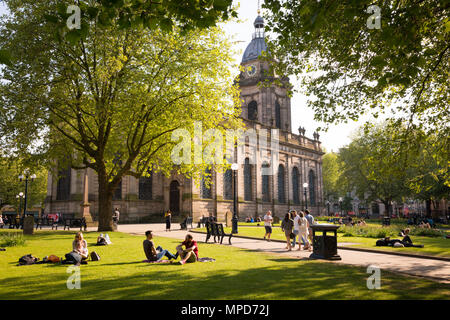 Les gens dans l'après-midi de détente, soleil, cathédrale St Philips Birmingham UK Banque D'Images