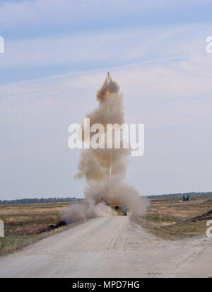 A M1 Assault Breacher véhicule du 10e bataillon du génie une ligne de déminage inerte à l'accusation de violer un obstacle lors d'une société d'exercice interarmes Live-Fire à Fort Stewart, en Géorgie le 4 février 2017. Banque D'Images