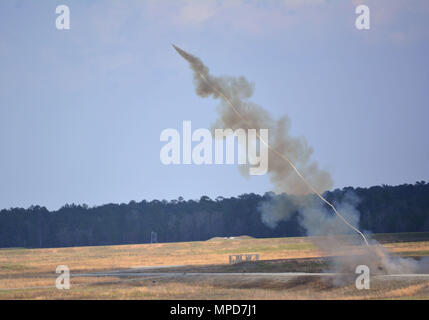 A M1 Assault Breacher véhicule du 10e bataillon du génie une ligne de déminage inerte à l'accusation de violer un obstacle dans le cadre d'un exercice interarmes Live-Fire à Fort Stewart, en Géorgie le 4 février 2017. Banque D'Images