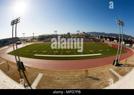 Le Matthew C. Perry High School track and field a ouvert le 20 janvier 2017, Marine Corps Air Station Iwakuni, Japon. La nouvelle piste de 400 mètres comprend une pelouse artificielle de soccer et de football, un stand et 1 000 places en tribune des spectateurs. Remplacement de l'ancienne école secondaire de 38 000 pieds carrés construit en 1986 et l'établissement des coûts d'environ 3 millions de dollars, la nouvelle école secondaire prévoit une amélioration de la sécurité, des ressources et des possibilités pour les étudiants et le personnel. (U.S. Marine Corps photo par le Sgt. Justin Fisher) Banque D'Images