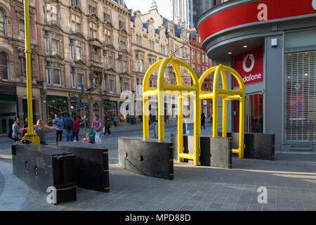 Des barrières de sécurité sur la nouvelle rue et Corporation Street, Birmingham UK Banque D'Images
