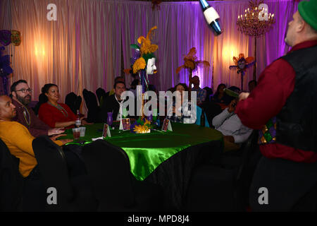 Vous pourrez regarder un artiste jongler avec des quilles au cours de la manifestation organisée Mardi Gras au Fort Eustis Club at Joint Base Langley-Eustis, Va., Mar, 3, 2017. Devins, maquilleurs, jongleurs et magiciens fournis pour les clients de divertissement pendant l'événement. (U.S. Photo de l'Armée de l'air par le sergent. Teresa J. Cleveland) Banque D'Images