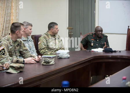 Les dirigeants médicaux militaires ghanéens et des soldats américains se réunir au cours de préparation à l'exercice médical 17-2 à la 37e Hôpital militaire à Accra, au Ghana, le 6 février 2017. MEDRETE 17-2 comprend des participants de l'état de l'Afrique de l'armée américaine, Brooke Army Medical Center de San Antonio, Texas, et la Garde nationale du Dakota du Nord, il est le deuxième d'une série d'exercices de formation de préparation médicale qu'USARAF est prévue pour faciliter dans divers pays d'Afrique. L'exercice mutuellement avantageux offre des possibilités pour l'armée de coopérer sur les tâches spécifiques, sh Banque D'Images