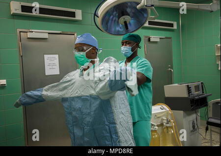Ialist attribué à Brooke Army Medical Center de San Antonio, Texas, dans sa blouse de chirurgien doning stérile au cours de préparation à l'exercice médical 17-2 à la 37e Hôpital militaire à Accra, au Ghana, le 8 février 2017. MEDRETE 17-2 comprend des participants de l'état de l'Afrique de l'armée américaine, Brooke Army Medical Center et la Garde nationale du Dakota du Nord. Il est le deuxième d'une série d'exercices de formation de préparation médicale qu'USARAF est prévue pour faciliter dans divers pays d'Afrique. L'exercice mutuellement avantageux offre des possibilités pour l'armée de coopérer sur Banque D'Images