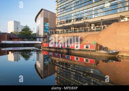 Les bâtiments modernes dans le centre-ville de Birmingham avec canal et bateaux Banque D'Images