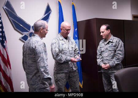 Le colonel Jay Johnson, commandant du groupe de maintenance 403e, présente le Major-général Robert LaBrutta, 2e commandant de l'Armée de l'air, et le colonel Todd Weyerstrass, 2e vice-commandant de l'Armée de l'air, avec 403e MXG pièces pendant une aile 403e tour d'immersion le 3 février à la base aérienne de Keesler, Mississippi. (U.S. Air Force photo/Le s.. Heather Heiney) Banque D'Images