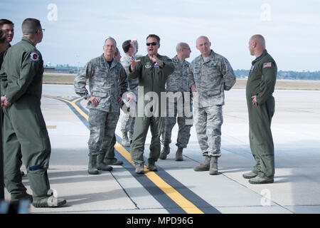 Le lieutenant-colonel Sean Cross, 53e Escadron de reconnaissance Météo pilote , speks aux participants au cours d'une aile 403e tour d'immersion le 3 février à la base aérienne de Keesler, Mississippi. (U.S. Air Force photo/Le s.. Heather Heiney) Banque D'Images