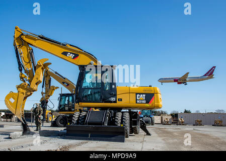 Le 374e Escadron de génie civil effectue une réparation rapide des dommages d'aviation 8 février de l'exercice 2017, à Yokota Air Base, le Japon. RADR est un aérodrome moderne de processus de réparation afin de résoudre efficacement une piste en cas d'incident. (U.S. Air Force photo par un membre de la 1re classe Donald Hudson) Banque D'Images