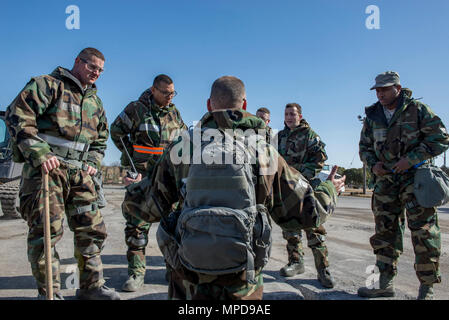 Aviateurs, avec le 374e Escadron de génie civil discuter des réalisations après une réparation rapide des dommages d'aviation 8 février de l'exercice 2017, à Yokota Air Base, le Japon. 21 374 aviateurs de la SCÉ a participé à l'exercice RADR. (U.S. Air Force photo par un membre de la 1re classe Donald Hudson) Banque D'Images