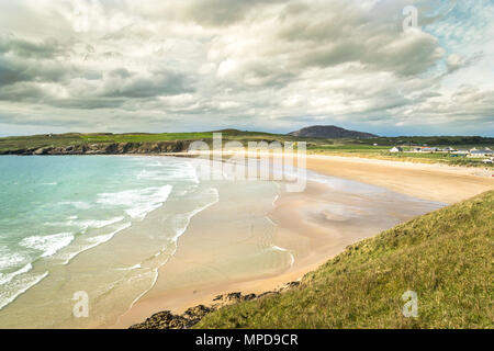 Il s'agit d'Leenankeel beach à Donegal Irlande au bas de la montagnes Urris. Il s'agit d'une vaste plage de sable et lond à marée basse Banque D'Images