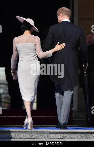 Le duc et la duchesse de Sussex at a garden party au Palais de Buckingham à Londres, où ils participent à leur premier engagement royal en tant que couple marié. Banque D'Images