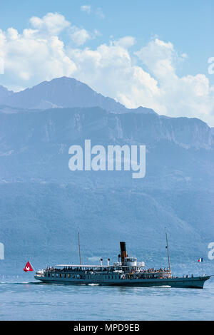 Lausanne, Suisse - le 26 août 2018 : Ferry dans le lac de Genève à Lausanne, Suisse. Les gens sur l'arrière-plan Banque D'Images