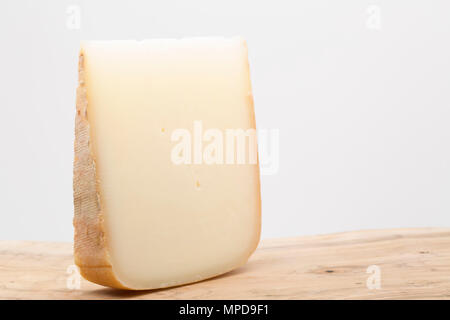 Ossau Iraty fromage de la Pyrénées Français réalisés à partir de lait de brebis acheté dans un supermarché au Royaume-Uni. England UK GO Banque D'Images