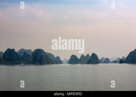 Îles karstiques spectaculaires dans Ha Long Bay, au nord de l'Ile de Cat Ba, Quảng Ninh Province, Viet Nam Banque D'Images