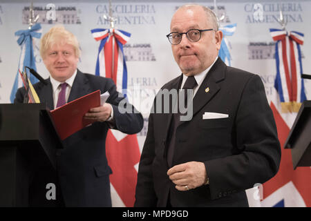 Secrétaire des affaires étrangères Boris Johnson est titulaire d'une conférence de presse aux côtés de son homologue argentin Jorge Faurie à Buenos Aires, Argentine, au cours d'une visite de cinq jours de l'Amérique latine. Banque D'Images