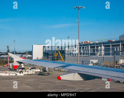 Vue depuis la fenêtre de l'avion à l'aéroport d'Édimbourg ponts sky, Ecosse, UK avec ciel bleu et aile d'avion Banque D'Images