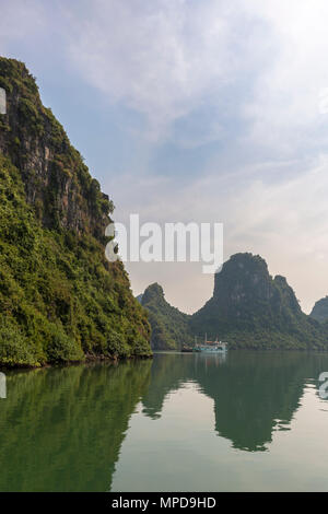 Hòn Cây Táo (pommier), d'Îlots Hạ Long Bay, province de Quảng Ninh, Vietnam Banque D'Images